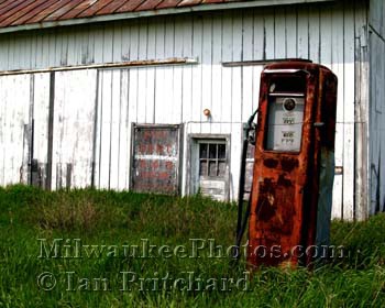 Photograph of Old Gas Pump from www.MilwaukeePhotos.com (C) Ian Pritchard